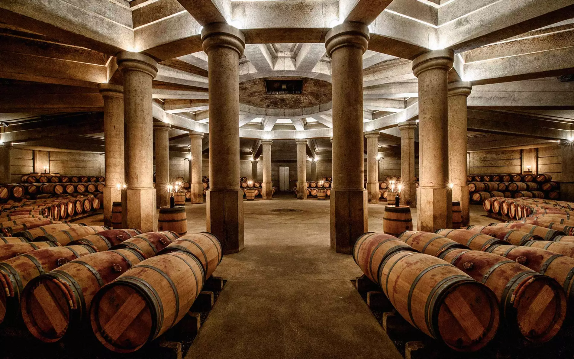 Le chai circulaire du Château Lafite Rothschild avec ses colonnes et ses barriques