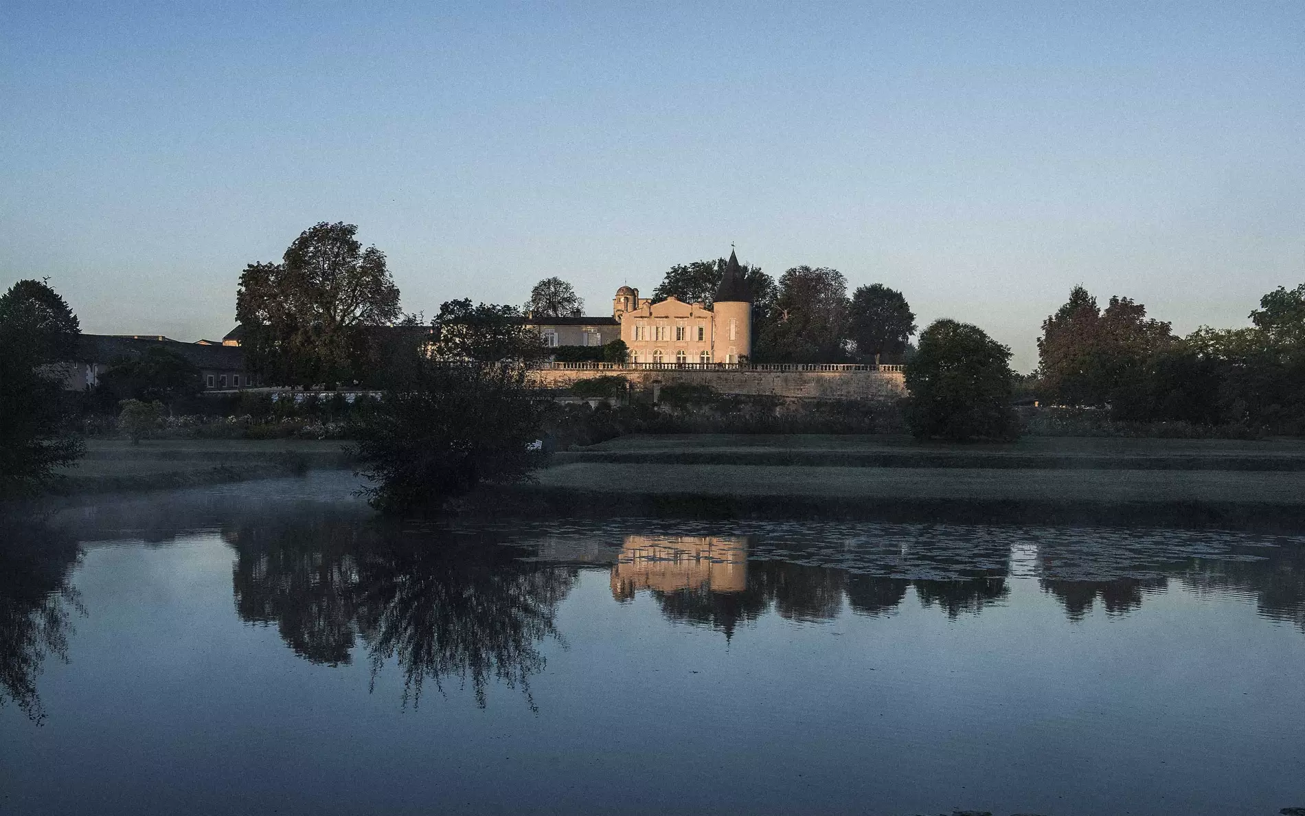 Château Lafite Rothschild et son reflet dans le plan d’eau